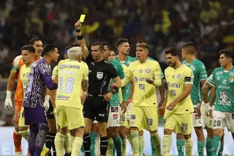 Suspenden al jugador del León que fue agredido por el árbitro Fernando Hernández