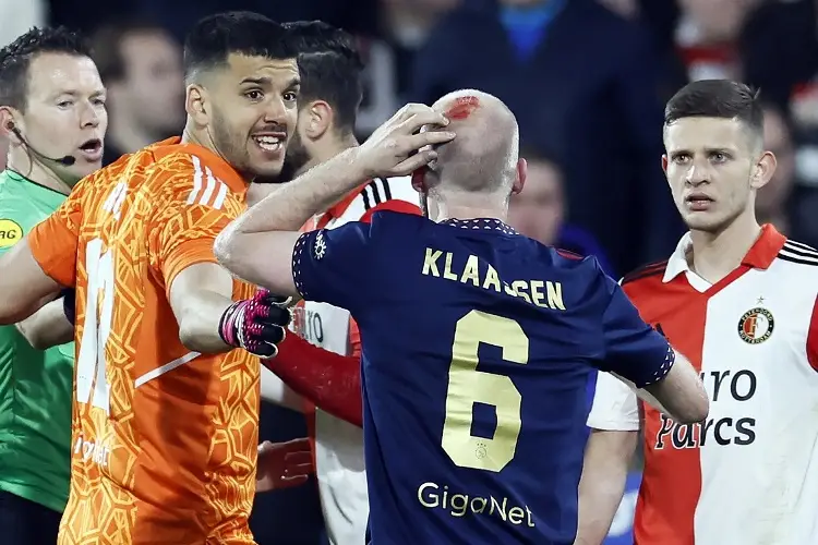 Suspenden el Feyenoord vs Ajax por agresión de fans a jugador y uso de bengalas (VIDEO)
