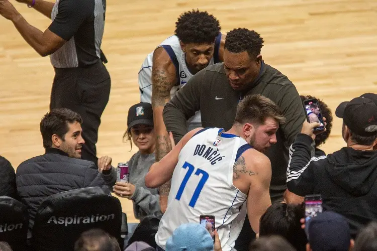 Mavericks se autodestruyen y quedan fuera de Playoffs