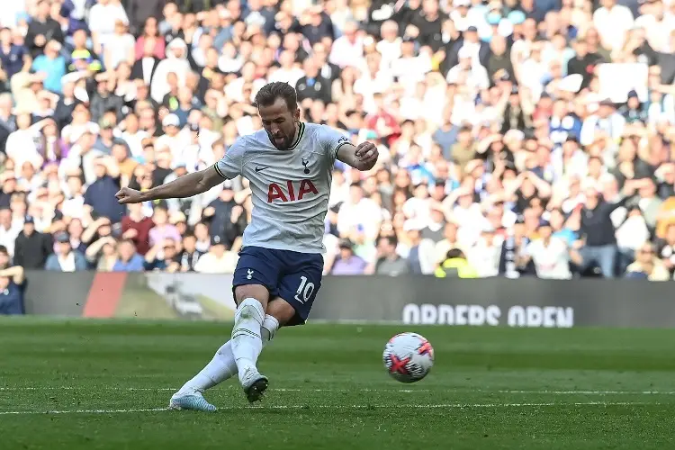 Harry Kane al rescate del Tottenham y le da tres puntos