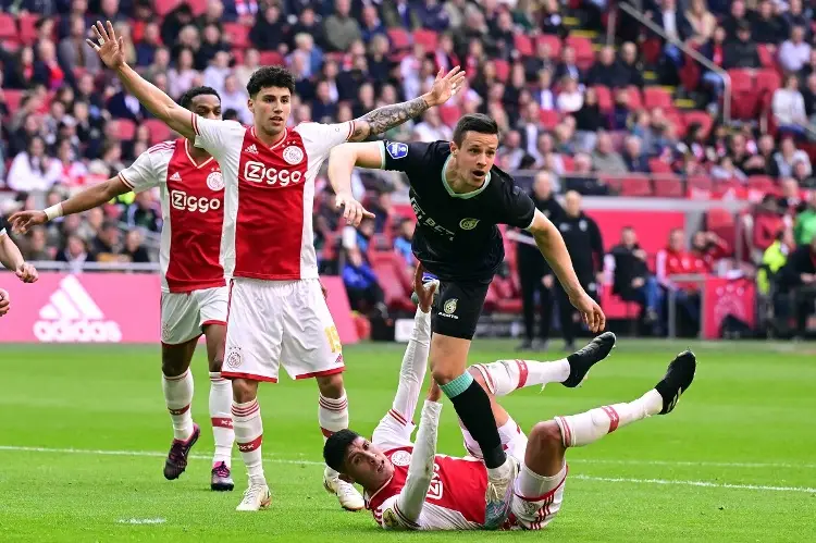Ajax golea con mexicanos en la cancha