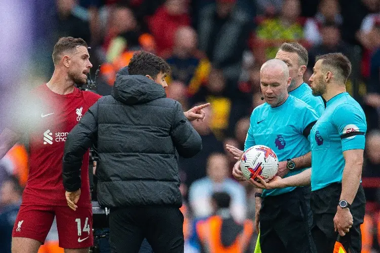 Árbitro de Premier League agrede a jugador del Liverpool (VIDEO)