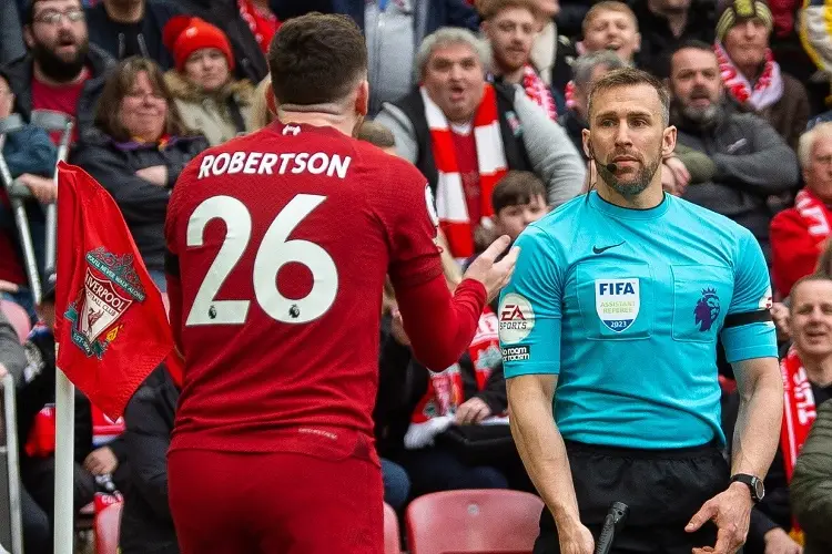 Suspenden al árbitro que agredió a un jugador del Liverpool (VIDEO)