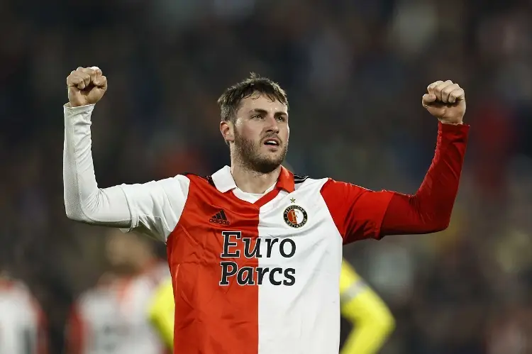 Afición del Feyenoord se rinde ante Santiago Giménez (VIDEO)