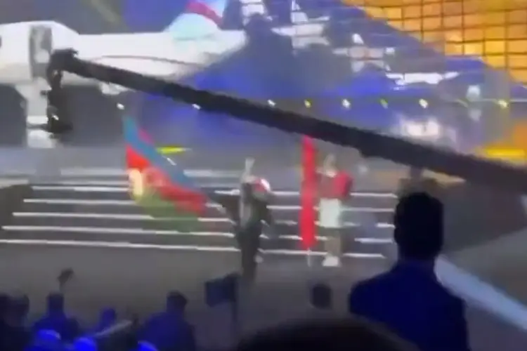 Azerbaiyán abandona torneo de levantamiento de pesas tras la quema de su bandera (VIDEO)