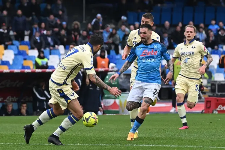 Napoli se frena en Italia pero sigue de líder