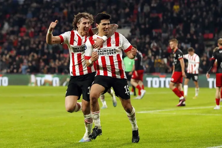 Erick Gutiérrez y PSV ganan para apretar la cima en la Eredivisie  