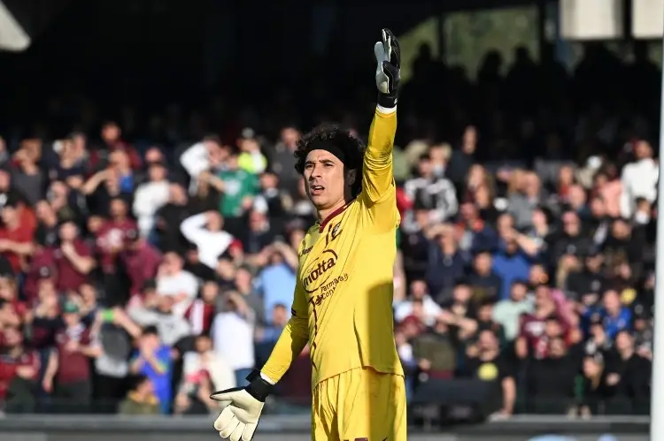 Ochoa brilla y Salernitana consigue un punto 