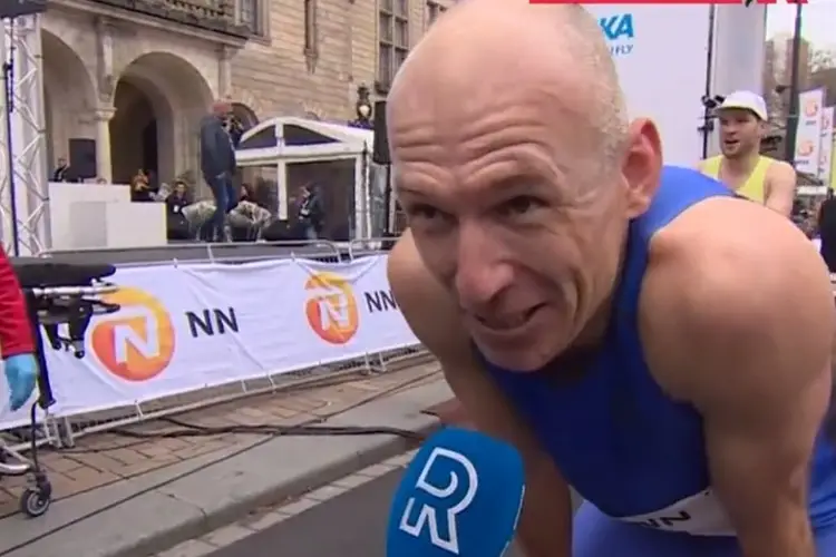 Arjen Robben completa un maratón en menos de tres horas (VIDEO)