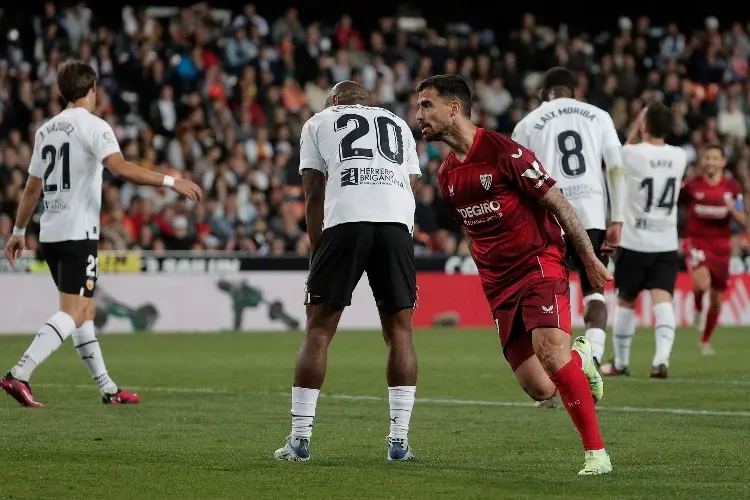 Sevilla se aleja del descenso y hunde al Valencia