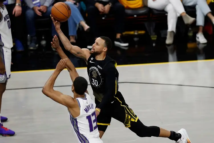 NBA: Curry le da un respiro a los Warriors en Playoffs