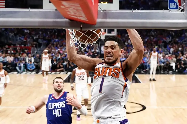 Suns embisten a los Clippers y se acercan a la calificación