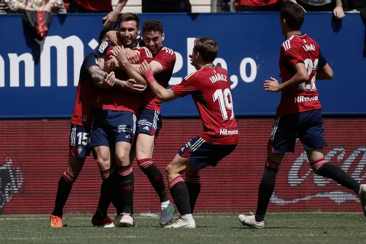 Osasuna arrolla al Betis con Guardado en el campo