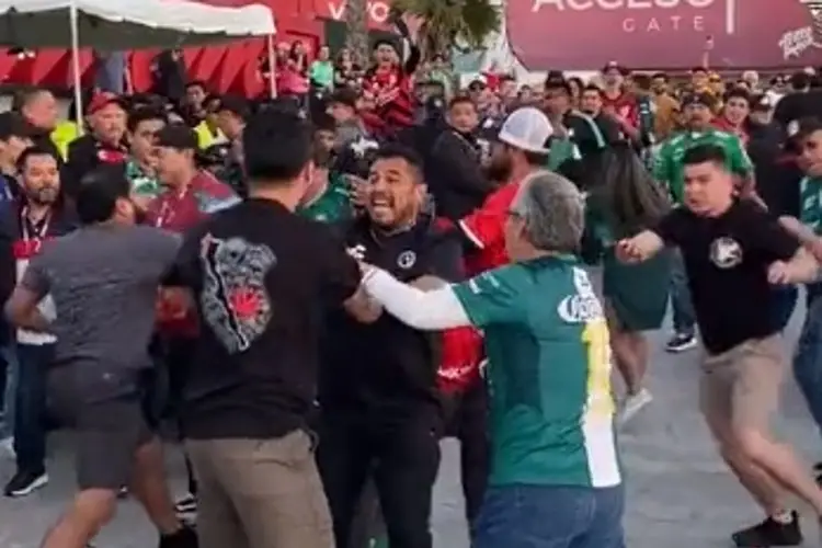 Aficionados de Xolos y León arman tremenda bronca (VIDEO)