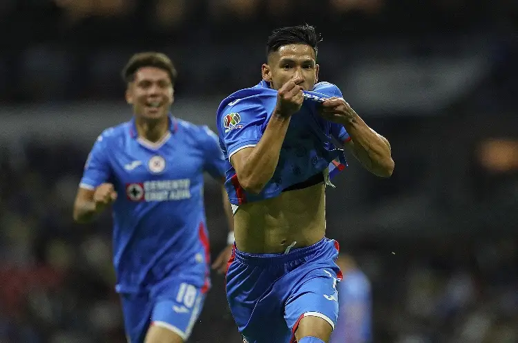 Antuna le restriega escudo de Cruz Azul a afición de Chivas (VIDEO)