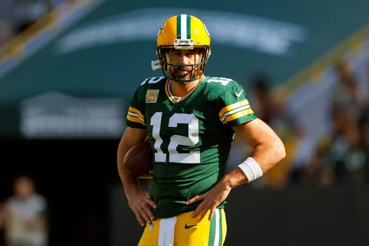 Rodgers supera a Tom Brady en millones de dólares