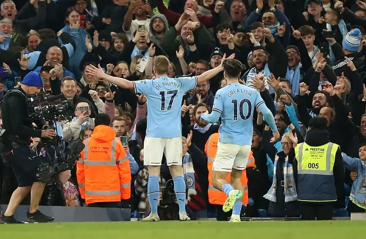 Manchester City golea al Arsenal y pelea por el título