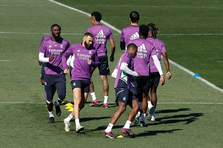 Benzema entrena con el Madrid y alista su regreso