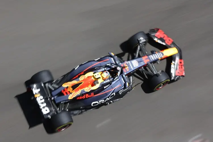 ¡El Rey de los circuitos urbanos! Checo gana sprint en Azerbaiyán