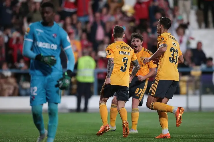 Benfica acelera el paso por el título de Portugal