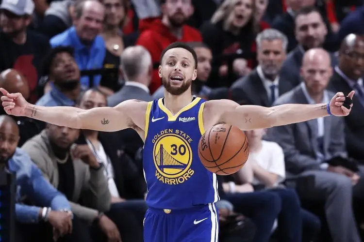 NBA: Curry brilla para llevar a los Warriors a semifinales