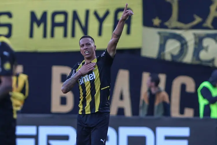 Peñarol queda a 90 minutos de conquistar liga uruguaya