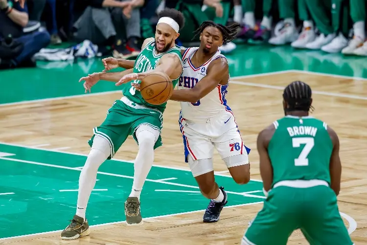 NBA: Celtics amargan a los 76ers para igualar la serie