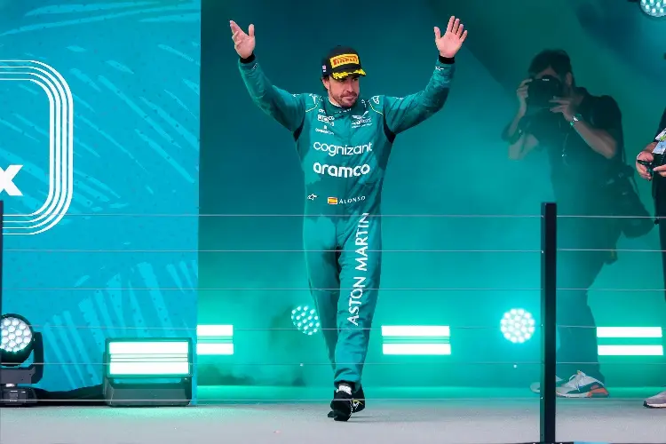 Fernando Alonso no puede creer los podios que ha hecho