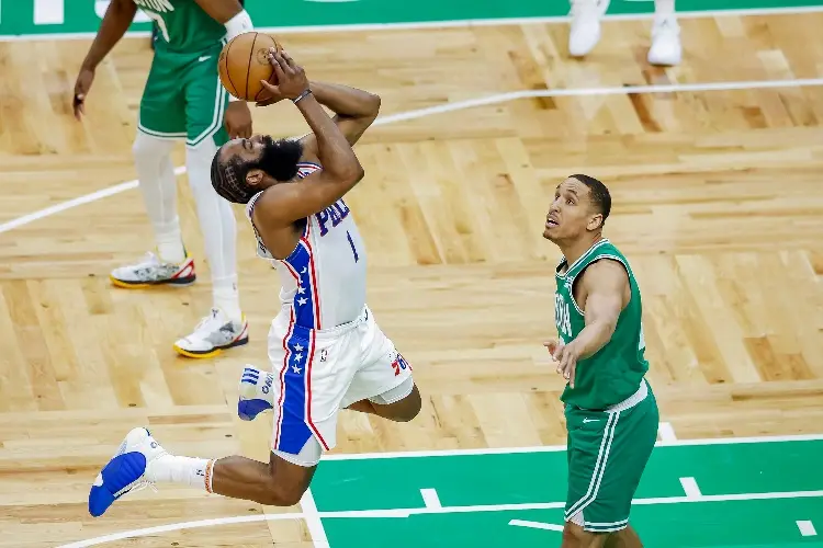 NBA: James Harden se viste de héroe y Sixers empatan serie a Celtics