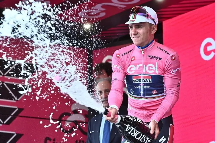 Matthews gana etapa, Evenepoel sigue de rosa en Giro de Italia