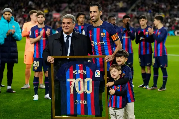 Busquets anuncia que se va del Barcelona