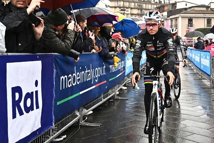 Giro de Italia: Evenepoel pasará pruebas médicas para descartar fracturas