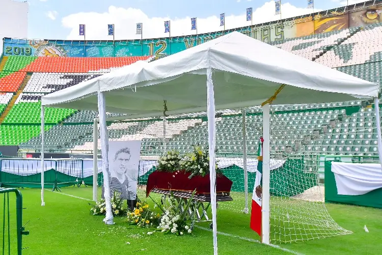 Dan el último adiós la 'Tota' Carbajal en la cancha de León