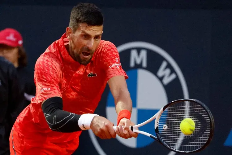Djokovic sufre pero gana en su debut en Roma