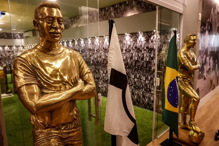 Mausoleo de Pelé abre sus puertas rodeado de fútbol