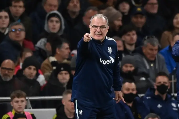 Bielsa firma y es ya el nuevo entrenador de Uruguay