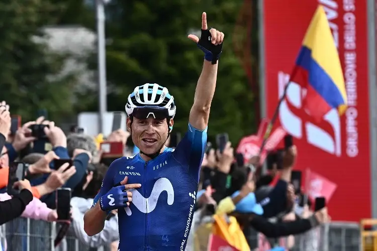 Gran triunfo de Einer Rubio en el Giro, Thomas sigue líder