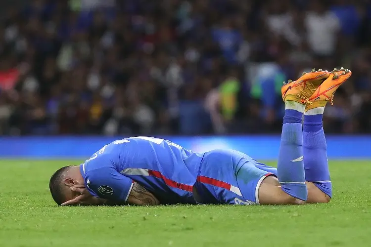 Suspenden doce juegos a futbolista de Cruz Azul por agredir a un árbitro (VIDEO)