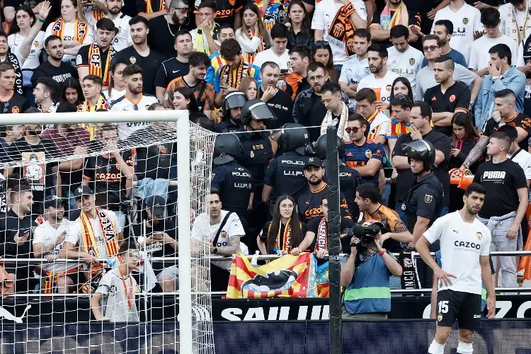 Valencia 'explota' tras sanción a su estadio por insultos racistas
