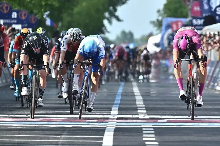 Giro de Italia: Dainese se lleva el sprint, Thomas mantiene el liderato