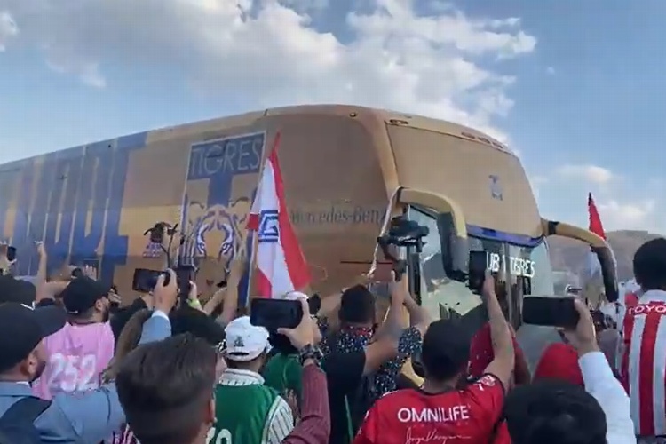 Afición de Chivas recibe con agresiones al autobús de Tigres (VIDEO)