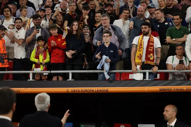 Mourinho se quita medalla de subcampeón y la regala a un niño (VIDEO)