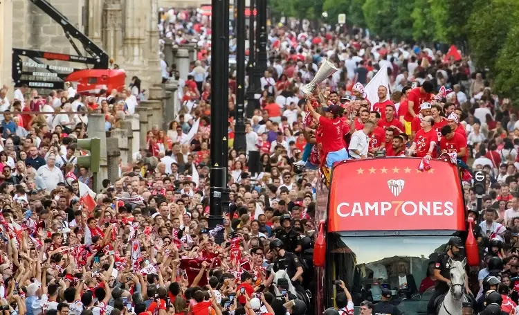 Monumental festejo del Sevilla con su gente por ganar la Europa League