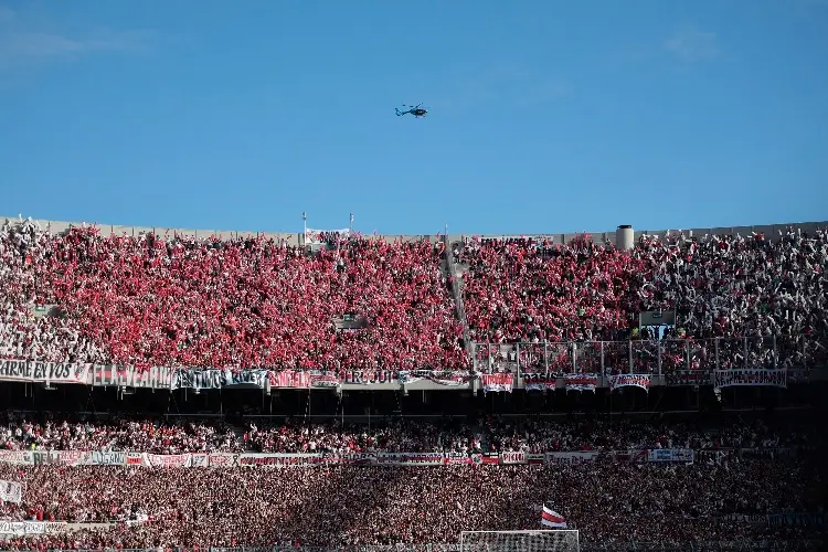 Muere aficionado de River Plate en pleno estadio (VIDEO)