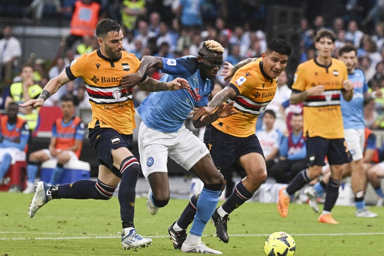 El Napoli del 'Chucky' Lozano finaliza la temporada con una victoria