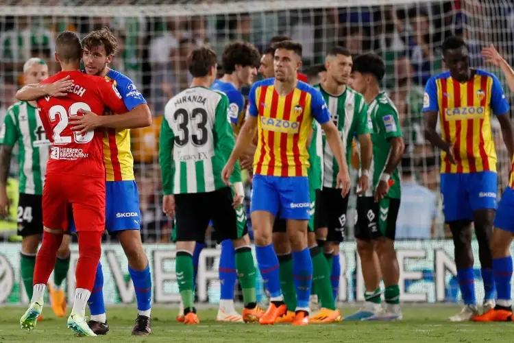 Valencia sufre ante el Betis para lograr la salvación