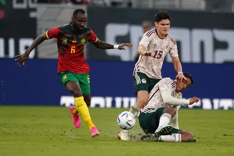 México rescata agónico empate ante Camerún
