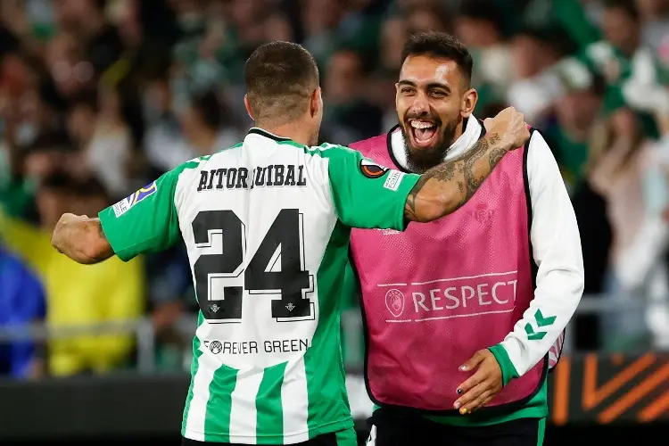 Compañeros de Andrés Guardado en el Real Betis denuncian homofobia