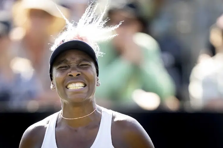 Venus cae en su regreso al tenis