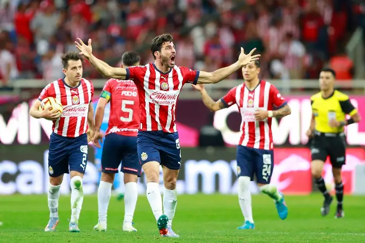 Chivas celebra renovación de 'Pollo' Briseño